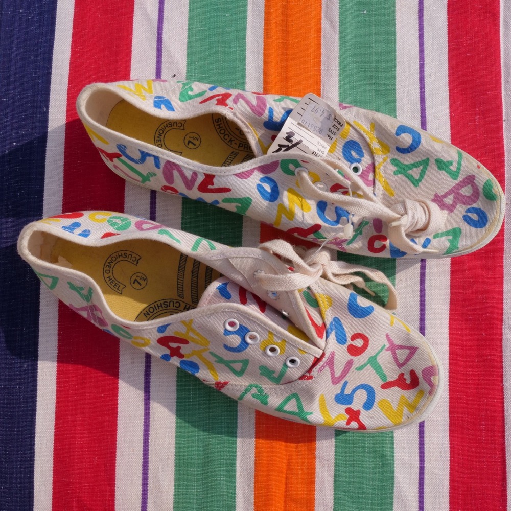 Cute deadstock vintage 80s/90s Ked's style canvas sneakers